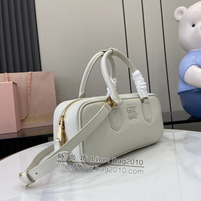 miumiu專櫃繆繆最新款Arcadie牛皮革中號保齡球手提包斜挎包 jh2316型號：5BB148